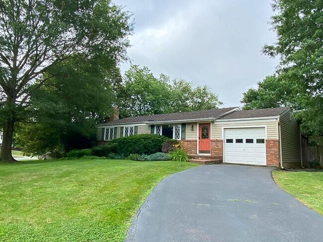 Foto del edificio - Charming 2-Level, 3 Bed 2 Bath Home In Much Sought After Chalet Woods Location