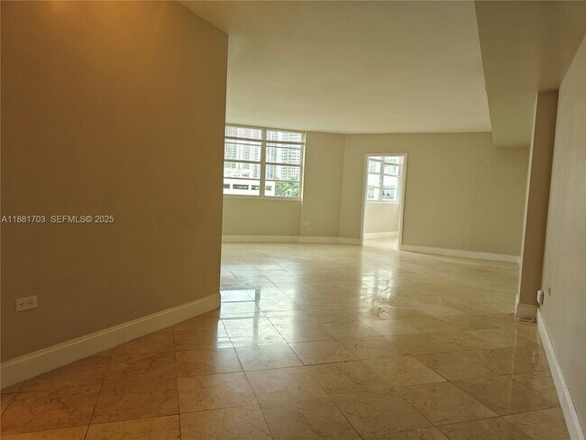 Foto del edificio - 825 Brickell Bay Dr