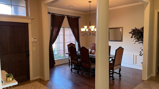 Building Photo - 15512 Maple Ridge Ln