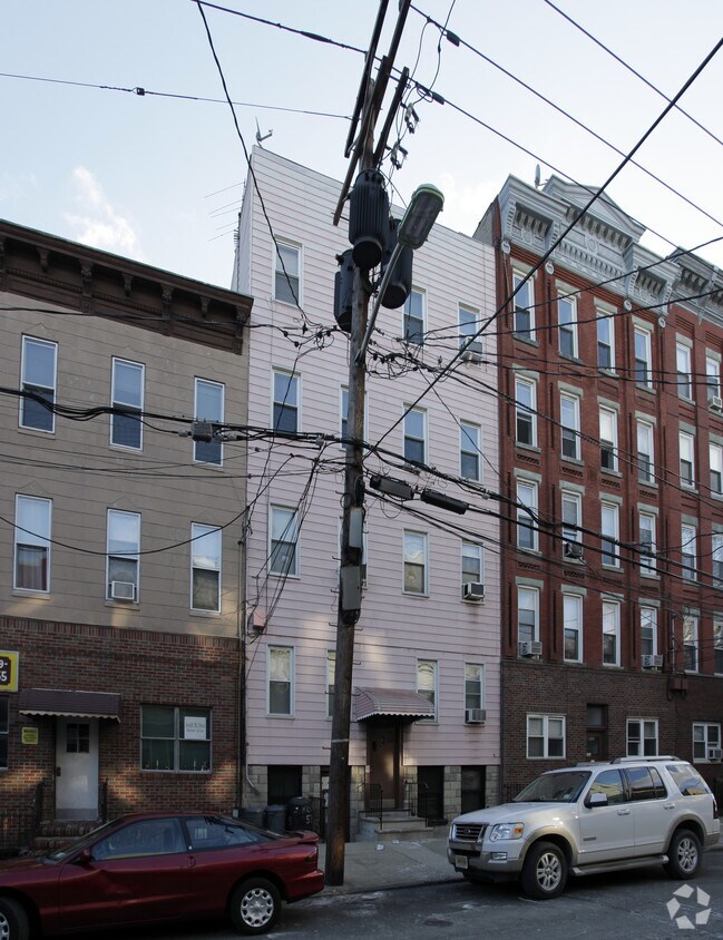 Building Photo - 527 Adams St