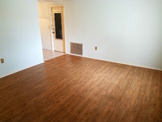 Sala de estar - 6317 Estate Dr