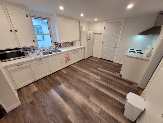 Building Photo - Room 9- 62 Ontario St Thunder Bay ON P7B 3G2