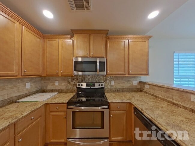 Building Photo - 2028 Stoney Pointe Cir