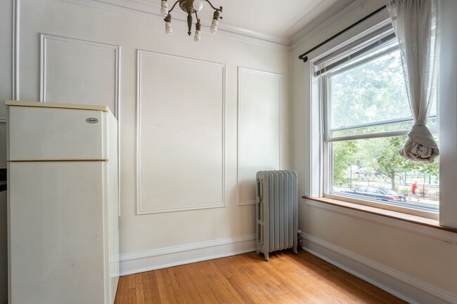 Building Photo - 4546 N Maplewood Ave