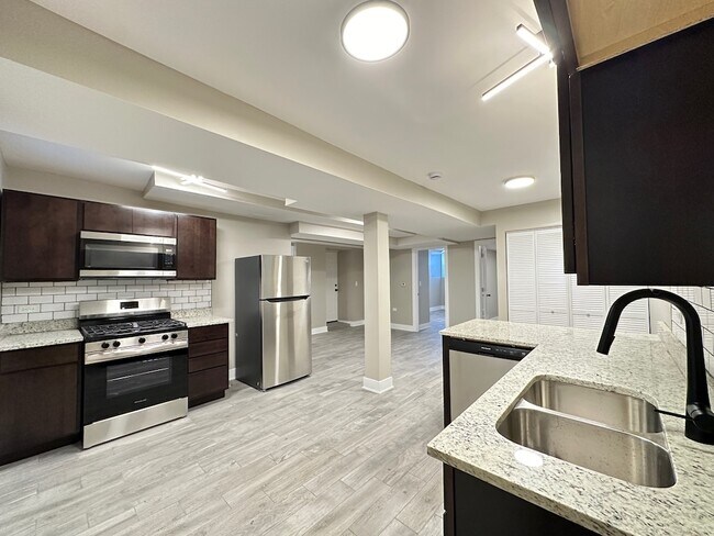 Building Photo - 3301 N Harding Ave