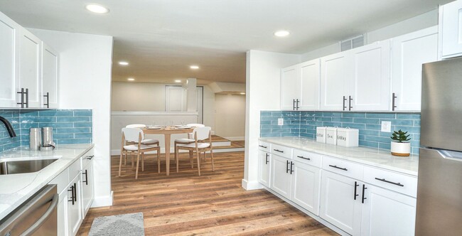 Cocina - Renovada - Townley Apartments