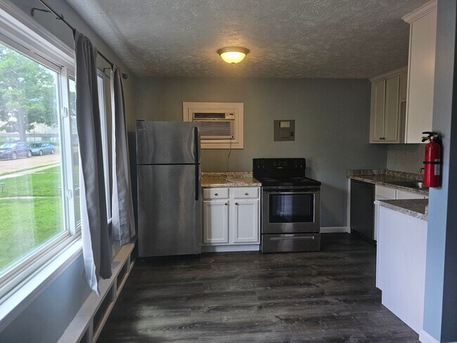 Foto del edificio - 2 bedroom 1 bath top floor apartment locat...