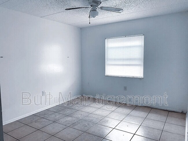 Foto del edificio - 6503 Dumont Ave
