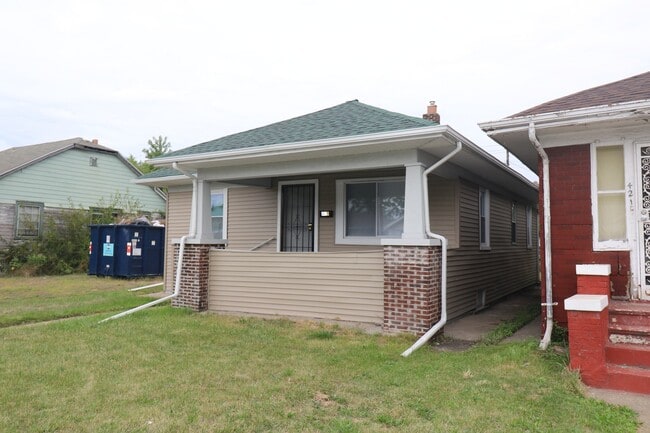 Building Photo - Large Home Near Hospital