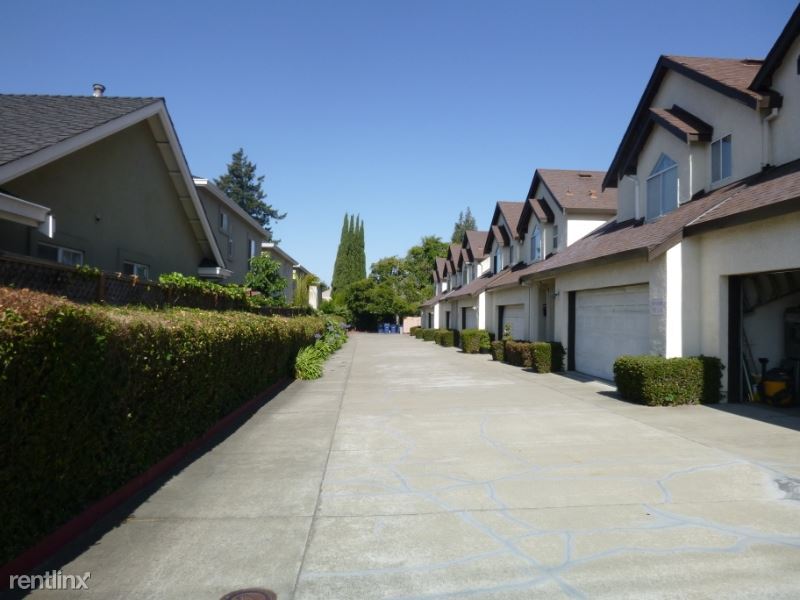 Primary Photo - 2 br, 2.5 bath House - 19949 Redwood Rd