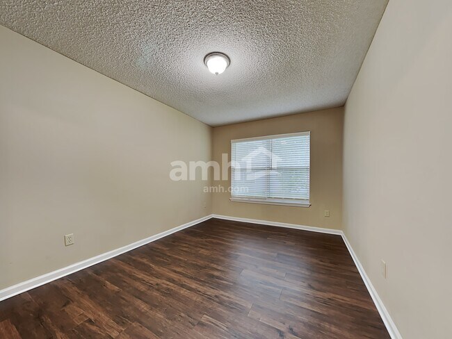 Foto del edificio - 1852 Willesdon Dr E
