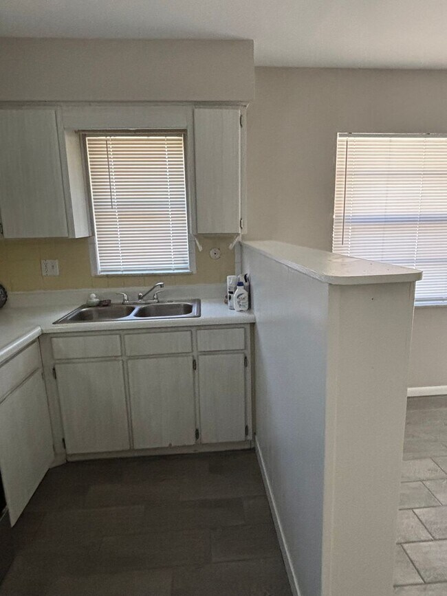 Building Photo - ONE BEDROOM DUPLEX IN ZEPHYRHILLS
