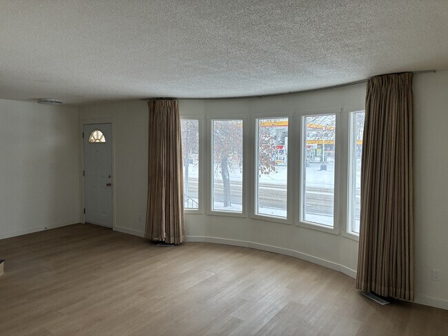 Photo du bâtiment - 6637 Poplar Dr