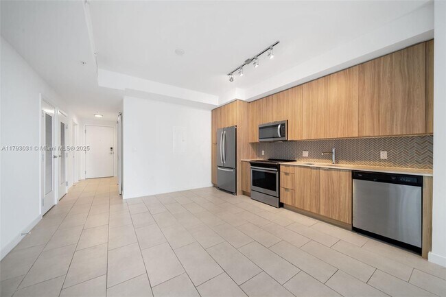 Foto del edificio - 2150 N Bayshore Dr