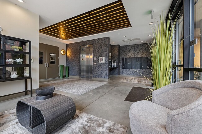 Foto del edificio - COME HOME TO REFINED DOWNTOWN LUXURY CONDO...