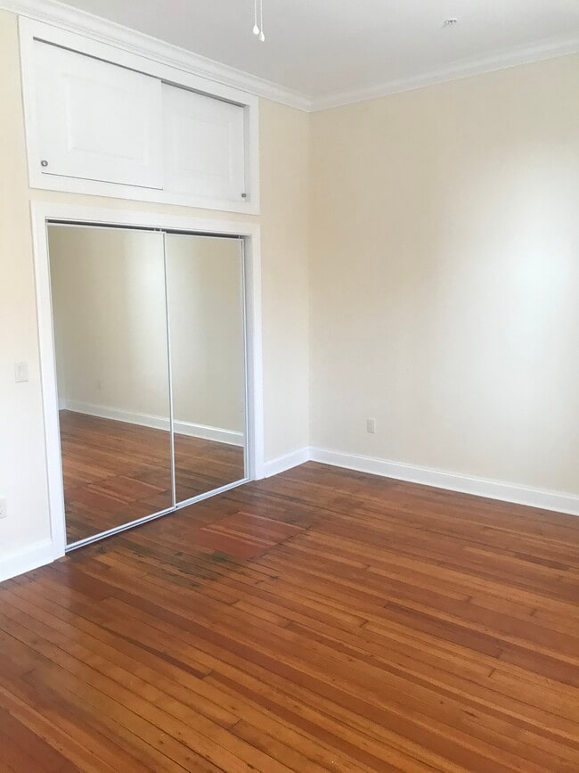 Bedr - 13 W Chestnut St