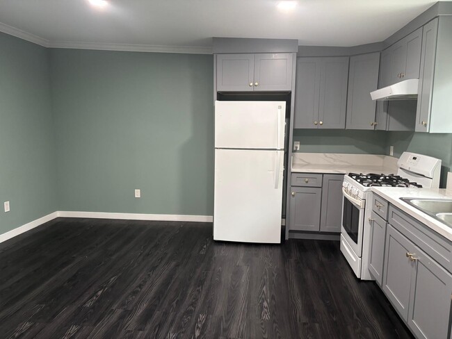 Ref. Stove with oven. - 1241 Christina Ct