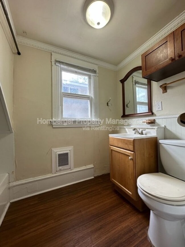 Building Photo - 904 W Spofford Ave
