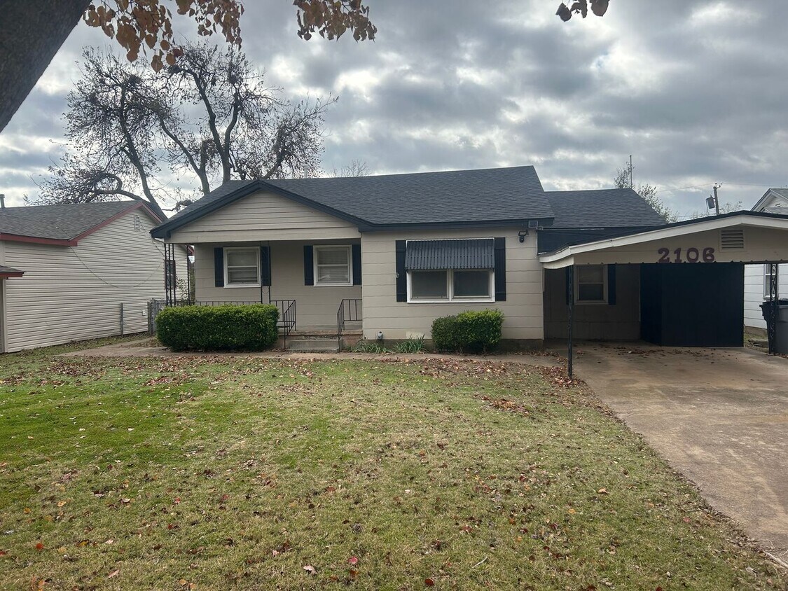 Foto principal - 2106 NW Bell Ave