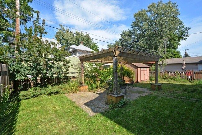 Foto del edificio - 4 Bed 1 Bath Charming St. Paul Duplex