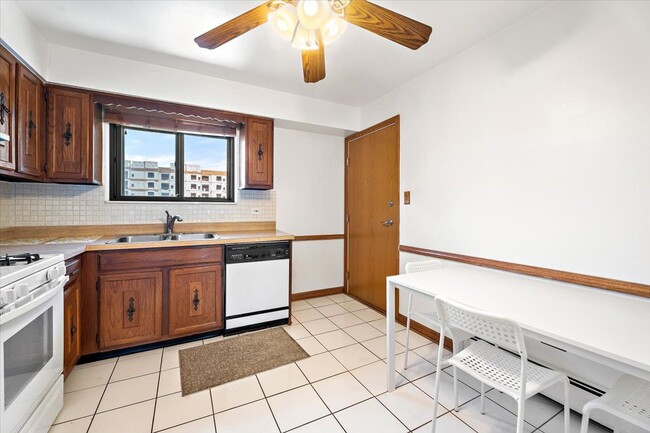 Foto del edificio - 922 W Irving Park Rd