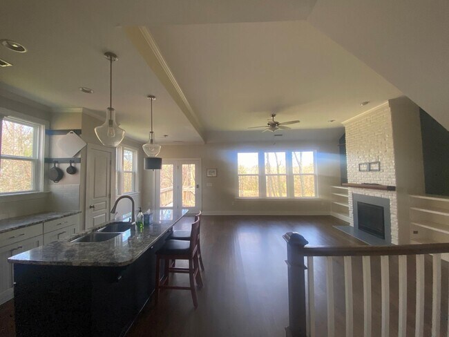 Open floor plan - main floor - 2608 Glendale Ave