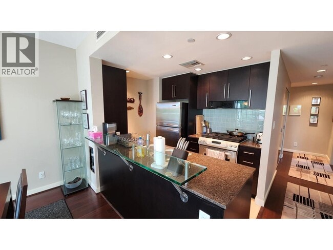 Building Photo - 638 Beach Crescent