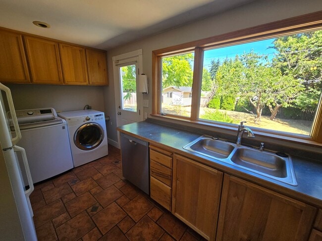 Building Photo - Beautiful Shoreline Home with Extra Outdoo...