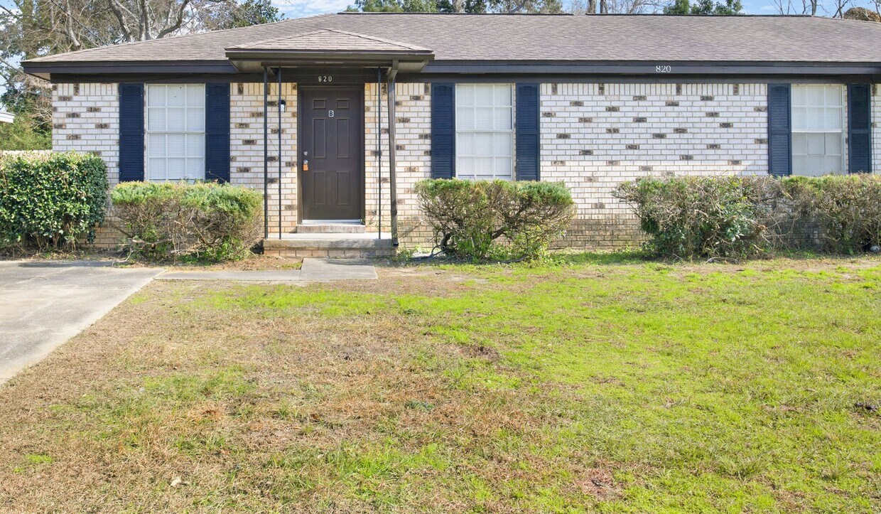 Foto principal - Fully renovated duplex unit in Southwest Pensacola