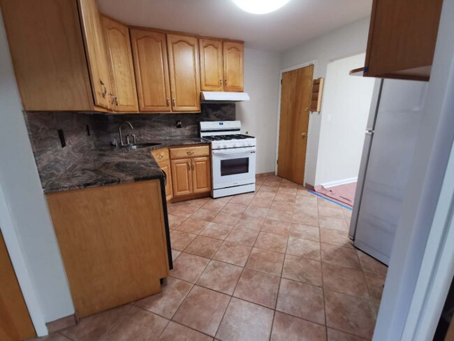 Foto del edificio - 61-51-6184 84th St