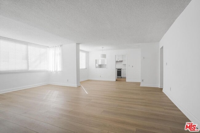 Building Photo - 930 3rd St