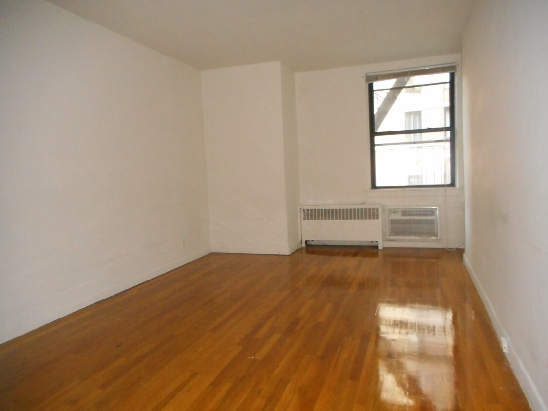 Primary Photo - 104 E 31st St