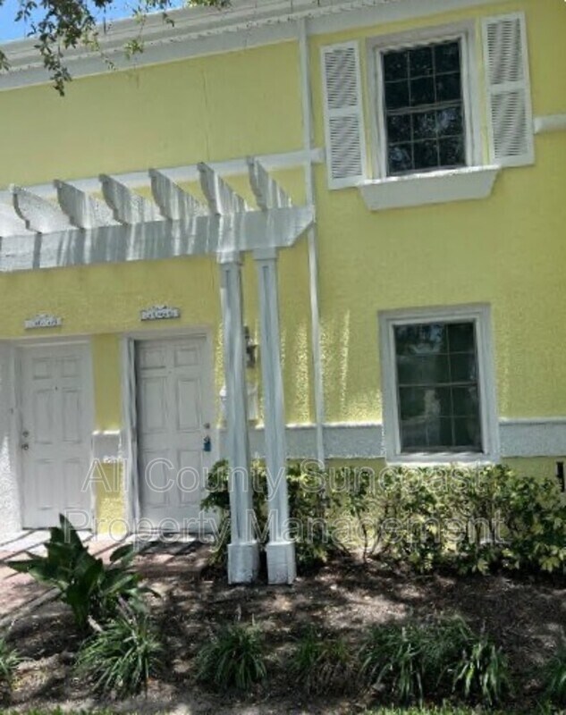 Building Photo - 5066 Coquina Key Dr SE