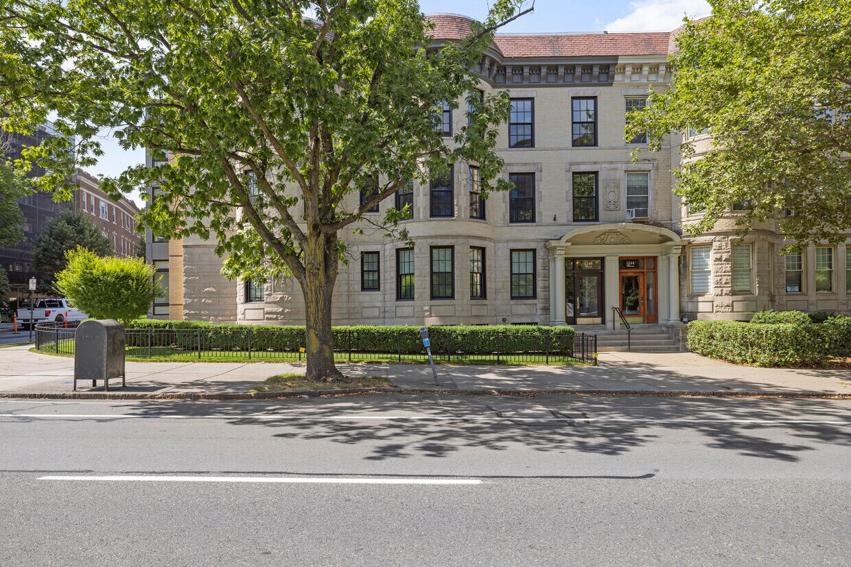 Primary Photo - 1248 Beacon St
