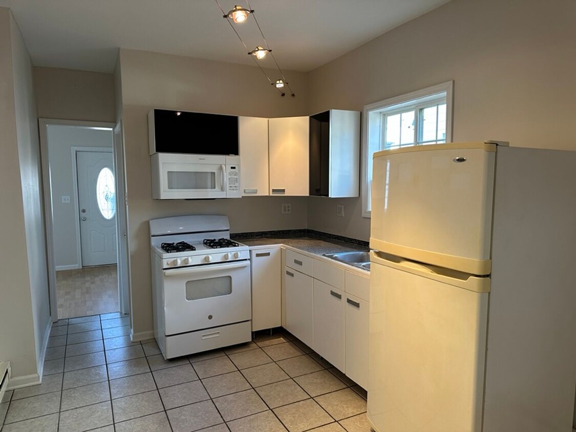 Primary Photo - 656 3rd Ave