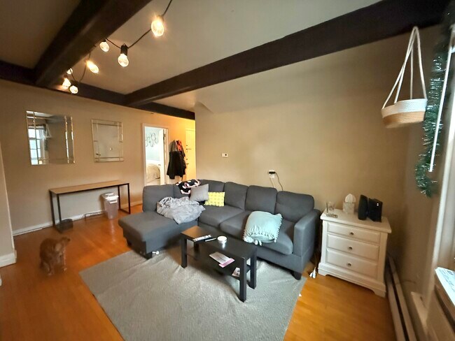 Foto del edificio - 403 E Johnson St