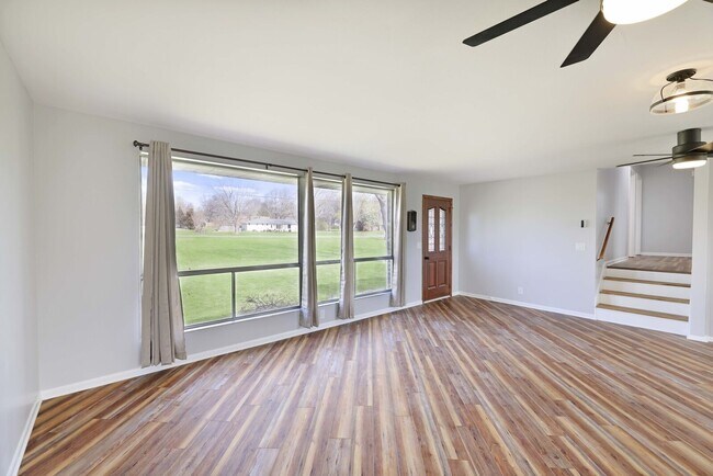 Foto del edificio - Lake Dock Waterfront Home