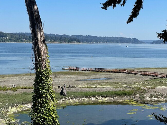 Foto del edificio - NEW PRICE !!!!!Stunning waterfront with 2 ...