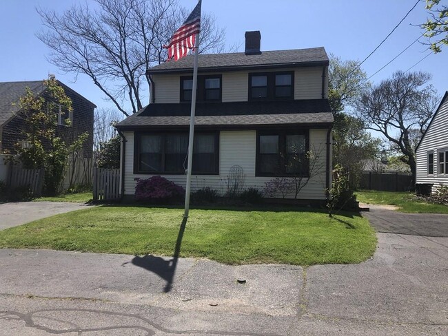 Building Photo - 12 Quaker Rd