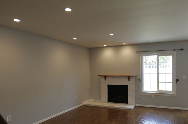 Building Photo - Beautiful Townhome in Carlsbad!