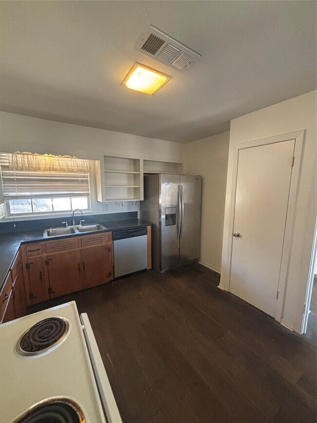 Building Photo - 2324 Hartford Rd