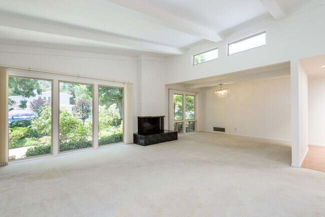 Building Photo - Charming Barron Park Ranch 3bd/2bth Home