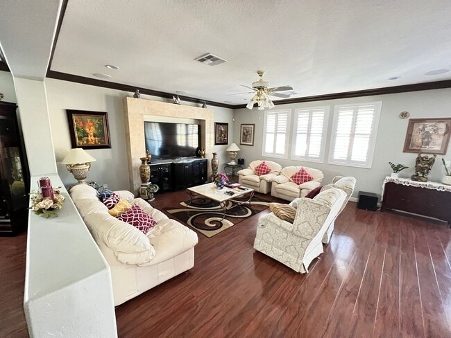 Building Photo - 1 Story 4Bed Pool Built in BBQ