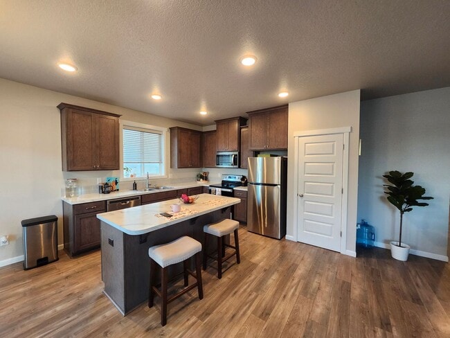 Foto del edificio - Charming 3-Bedroom, 2-Bath Home with Spaci...