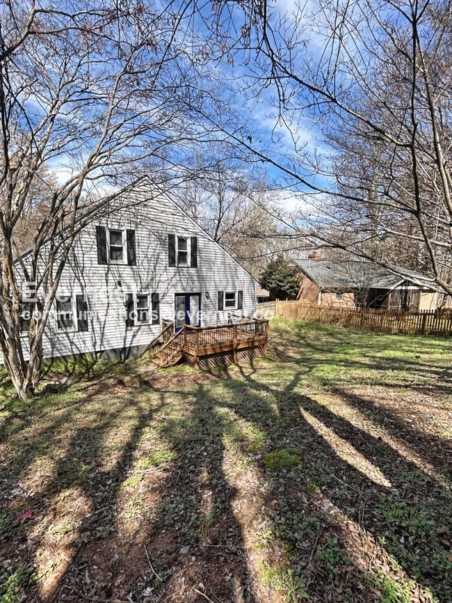 Building Photo - 2217 Briar Glen Rd