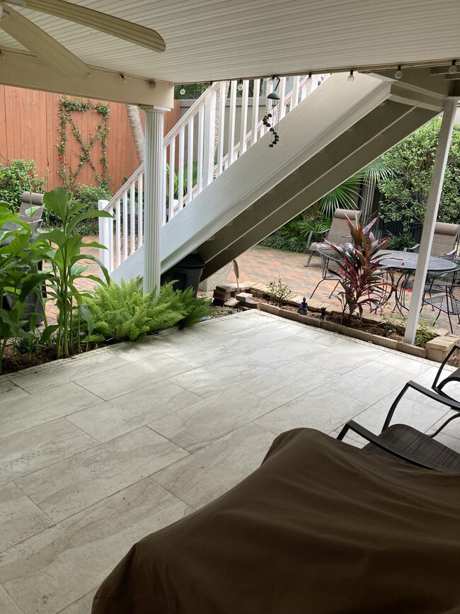 Large garden area w/ outdoor sofa and chairs - 1561 Webster St