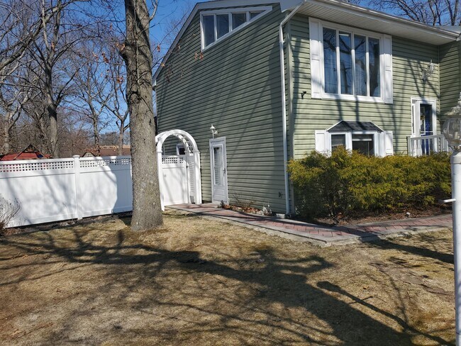 Foto del edificio - 627 Hawkins Rd