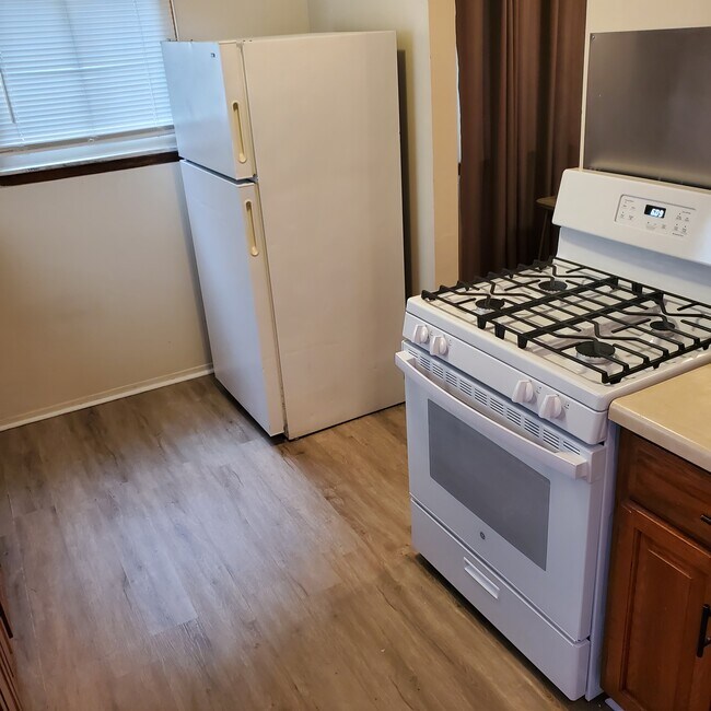 Cocina de gas y refrigerador - 213 Potawatomi Blvd