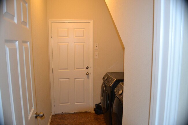 Foto del edificio - Gorgeous Corner Lot w/ Solar Panels