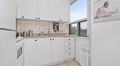 Building Photo - 214 St George St